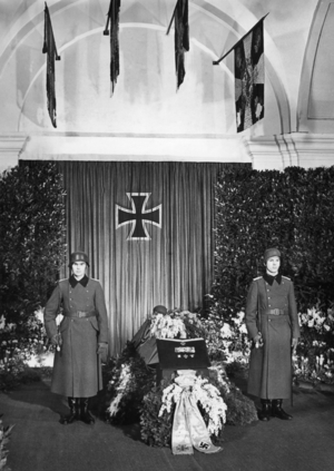 Wake by the body of Colonel General Kurt Hase im Zeughaus in Berlin, 1943 (b/w photo)