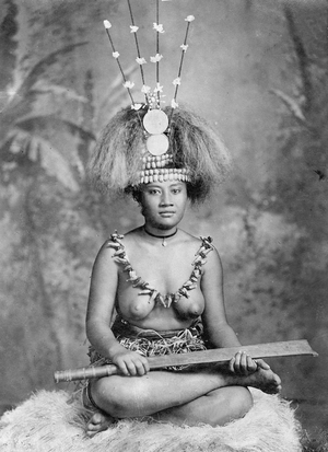 Woman from Samoa, approx. 1910 (b/w photo)