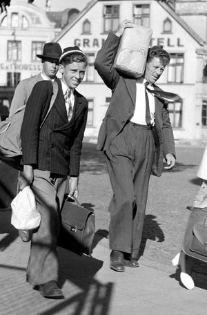 Svinesund 1952; Sugar fever! Norwegians have never crossed the creek for water, but often over the keel for other goods …, 1952 (photo)