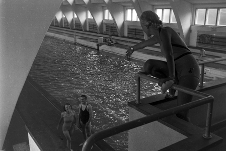 Swimmers in the Hallenbad Heslach swimming pool, Stuttgart, 1930s (b/w photo)