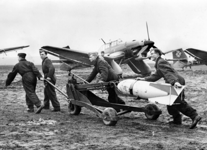 III Reich, Luftwaffe, ground crew transports bomb for Stuka, 1939 (photo)