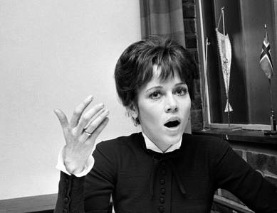 Røros 19721209: Actor Jane Fonda is at Røros to play Nora in the movie "A Doll's House". Here …, 1972 (photo)
