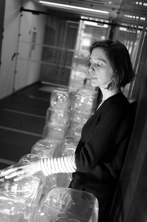 Portrait of Aude Tahon (b/w photo, March 14, 2021)