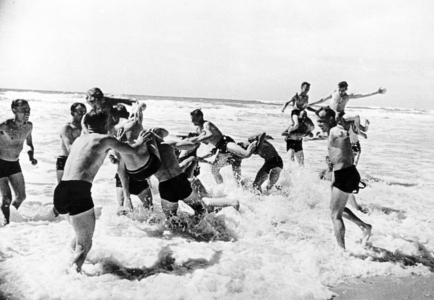 II. WK - Western Front - soldiers bathing in the Atlantic, 1940 (photo)