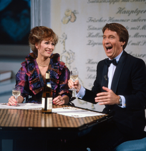 Günther Schramm, German actor, radio play announcer, dubbing artist, TV presenter, cabaret artist and singer in the ZDF show "Erkennen Sie die Melodie" with the German doctor and TV presenter Antje-Katrin Kühnemann, Germany approx 1980s