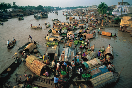 Traders meet at the confluence of five canals at Phung Hiep, Vietnam., 2005 (photo)