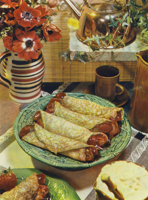 Strawberry pancakes (colour photo)