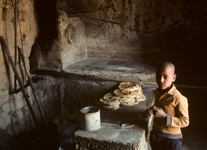 Traditional bakery making pita flat bread in Safi, Jordan, 1977 (photo)