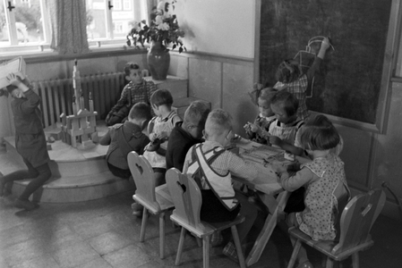 Toddlers playing in the kindergarten of the Fröbelhaus in Oberweißbach, Germany 1930s (b/w photo)