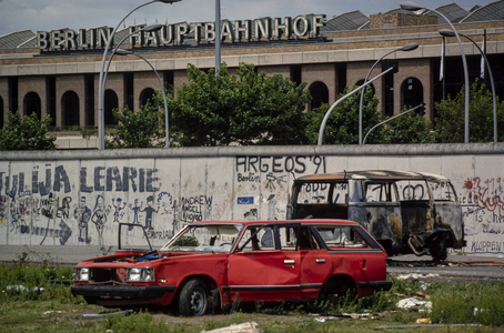 Scrapped VW bus and Ford station wagon at the Berlin Wall, 1992 (photo)