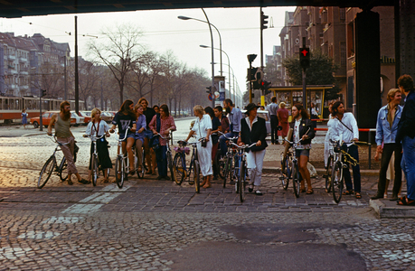 04.07.1985, Berlin, German Democratic Republic, GDR - Menschen bei ..., 1985 (photo)