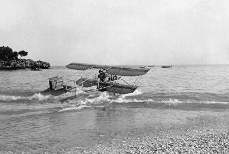 Caudron biplane, 1912 (b/w photo)