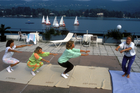 Singer Marianne Hartl (2nd from right, Marianne and Michael) doing gymnastics exercises in Velden..., 1988 (photo)