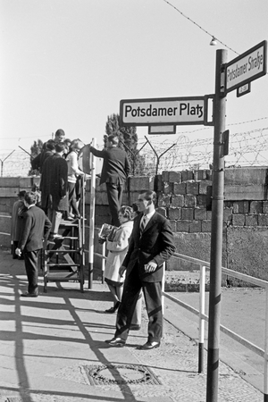 Tourists look from a vantage point on the corner of Potsdamer Platz and Potsdamer Straße across the wall from the western part to the eastern part of Berlin, Germany 1962