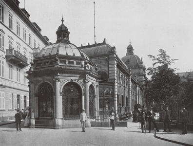 Wiesbaden: Kochbrunnen, Quelle (b/w photo)