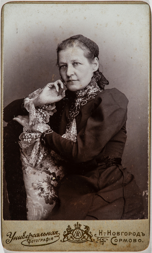 Portrait de femme russe avec la robe traditionnelle, Russia, 1880-1900 (photo)