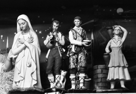 Napoli, Natale 1959, Vetrine e bancarelle di statuine per Presepi a San Gregorio Armeno (b/w photo)