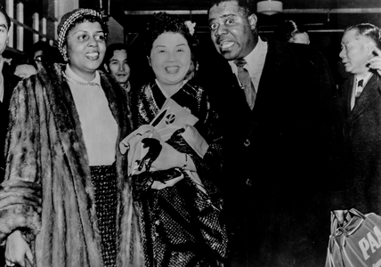 Louis armstrong with wife and miss mizushima, tokyo  (photo)