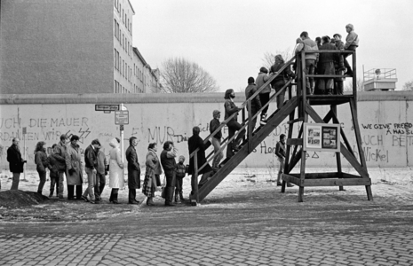 Observation tower at the Berlin Wall, 1985 (photo)
