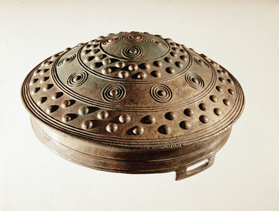 Bronze vessel with lid (bronze)