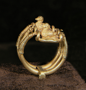 Gold ring with ducks as decoration …