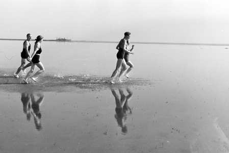 Holidaymakers on East Frisian island of Juist, Germany 1930s (b/w photo)