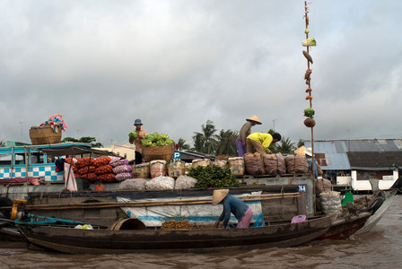 Phong Dien floating market, Mekong Delta, Vietnam (photo)