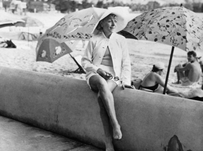 Vicki Baum in Hawaii, 1935 (b/w photo)