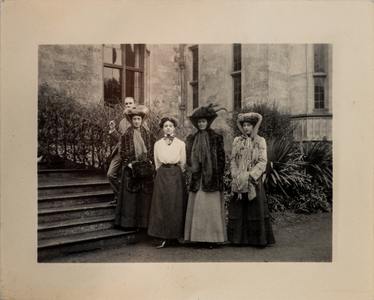 Group photo of an English aristocratic family, Great Britain, 1900-20 (photo)