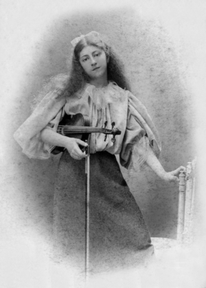 Young violonist woman, c. 1910, photo by Borel, Paris