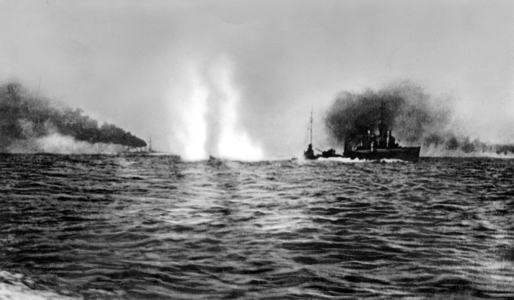 Sea battle during the First World War in German East Africa (b/w photo)