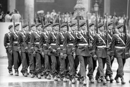 The Bundeswehr guard of honor marches in Munich during the World Economic Summit..., 1992 (photo)