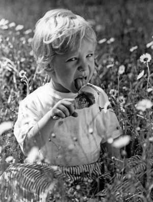 child with ice cream, 90s, 1996 (photo)