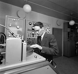Oslo 18 May 1957. "The Monn-Keys" makes plate, here a machine used during plate production  …, 1957 (photo)