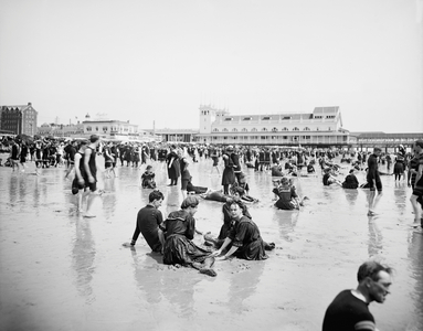 Beach Crowd, Atlantic City, New Jersey, USA, Detroit Publishing Company, 1900 (b/w photo)
