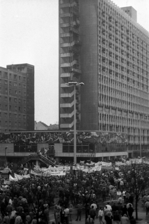 Crowds of people on Karl Liebknecht Street in front of the Berliner Verlag in Berlin East during..., 1989 (photo)