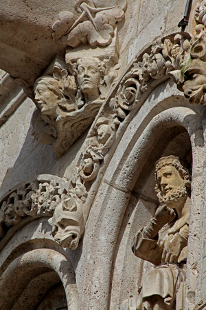 Chartres, Cathedral: North portal between the right and central doors (photo)