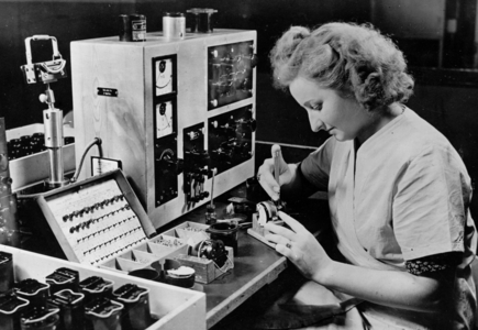 WW2 - Women in armament 1944 (photo)