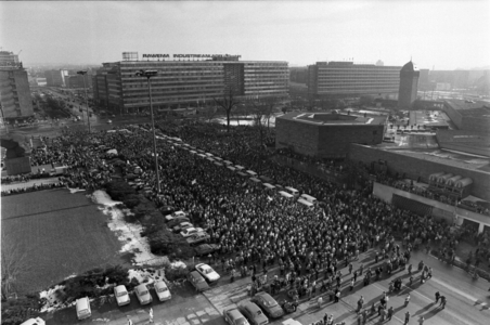 Demo Barkaswerker 20 02 1991, Chemnitz, Brückenstrasse, Karl Marx Monument ..., 1991 (photo)