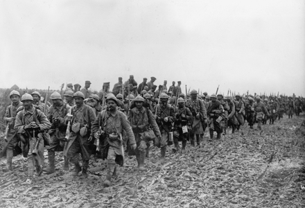 French soldiers behind the Western front in the Somme sector, 1916 (b/w photo)