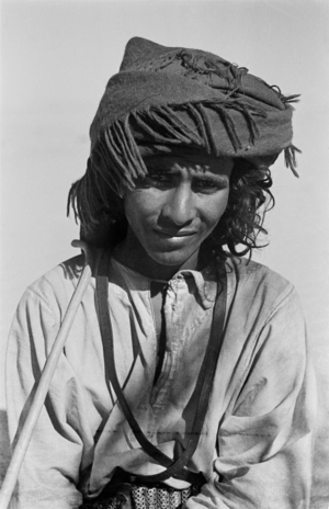 Half length portrait of Salim bin Ghabaisha, one of Wilfred Thesiger's travelling companions, in Liwa oasis, United Arab Emirates, November 23–28, 1948 (b/w photo)