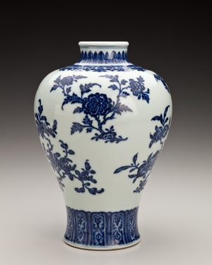 Vase with floral design, 1736-1795 (porcelain, underglaze enamel)