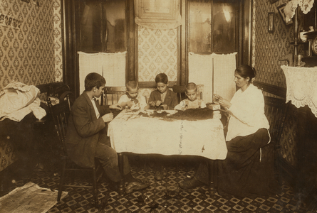 Italian Family makes flowers in their tenement apartment 1911 (photo)