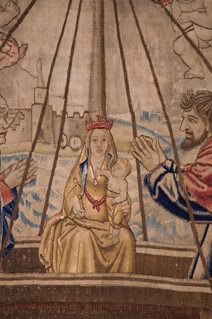 Flemish tapestry. Series The Legend of the Madonna of the Sablon (De legende van Onze-Lieve-Vrouw van de Zavel). The  statue of the Madonna  comes to the church of Sablon  (Het beeld van onze-Lieve-Vrouw wordt naar de kerk van de Zavel gebracht, La Estatua de la Virgen es conducida a la iglesia de Nuestra Señora del Sablon). Manufacture of Brussels. Cartoonist Barend van Orley. 1516-1518. Detail.