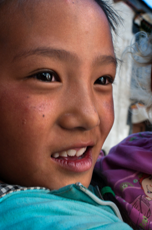 Portrait of a girl in the Gyantse village, Tibet, China (photo)