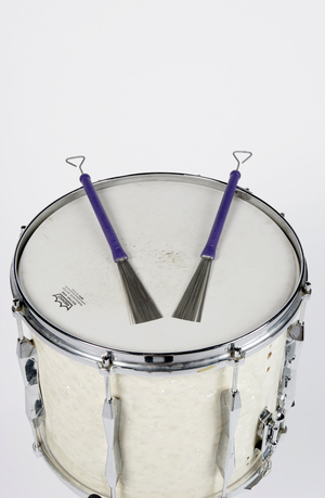 Snare drum with wire