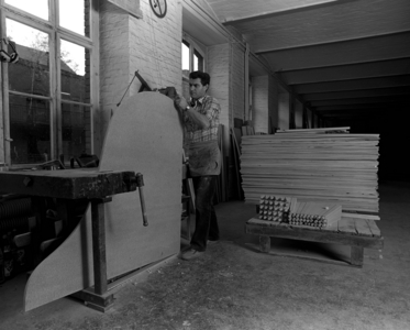 Production of wings and pianos at the C. Bechstein Pianoforte Factory in Berlin: Employee grinding ..., 1986 (photo)