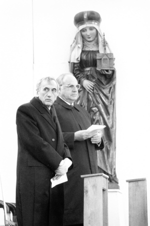 Federal Chancellor Helmut Kohl (right, Germany CDU) and Prime Minister Tadeusz Mazowiecki (Poland) in Krzyżowa - Poland..., 1989 (photo)