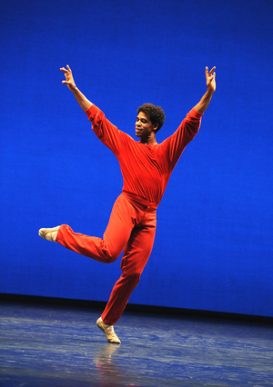 Carlos Acosta performing in Suite of Dances (photo)