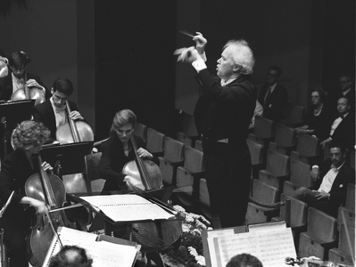 Edo de Waart conducting the Sydney Symphony Orchestra with baton in Lucerne Concert Hall, 1995
